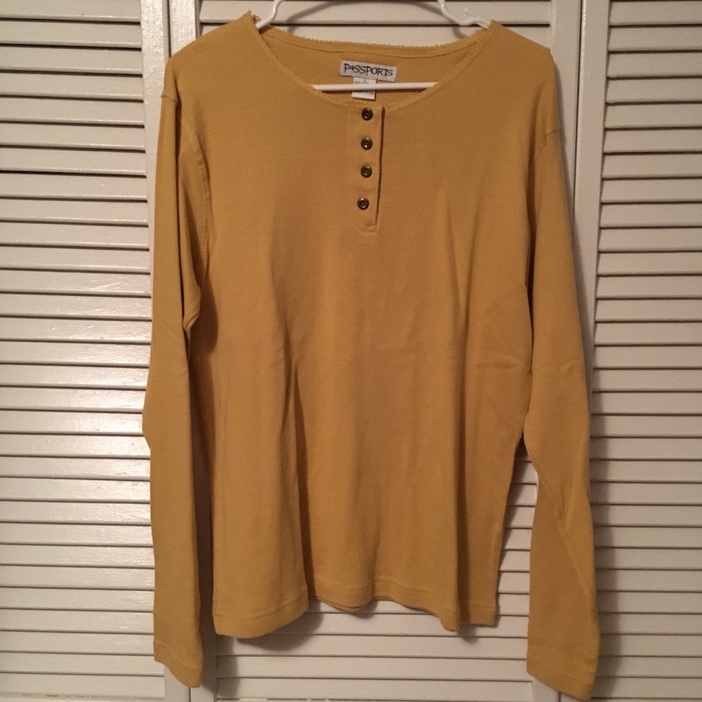 Woman’s passports Long Sleeve Top size Large